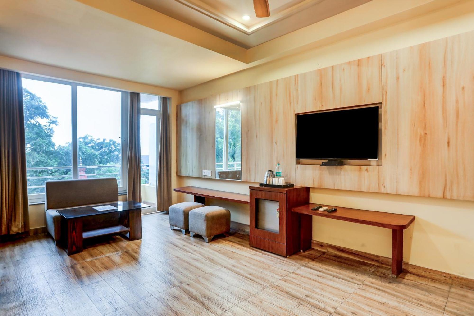 Super Townhouse Oak Pacify Hills Hotel Rājpur Екстериор снимка